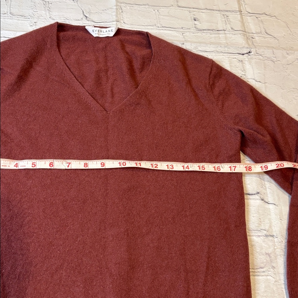 Everlane 100% Cashmere V-Neck Sweater - Picture 10 of 12